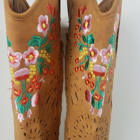 Floral Embriodered Tan Cowboy Boots - Picture 4 of 14